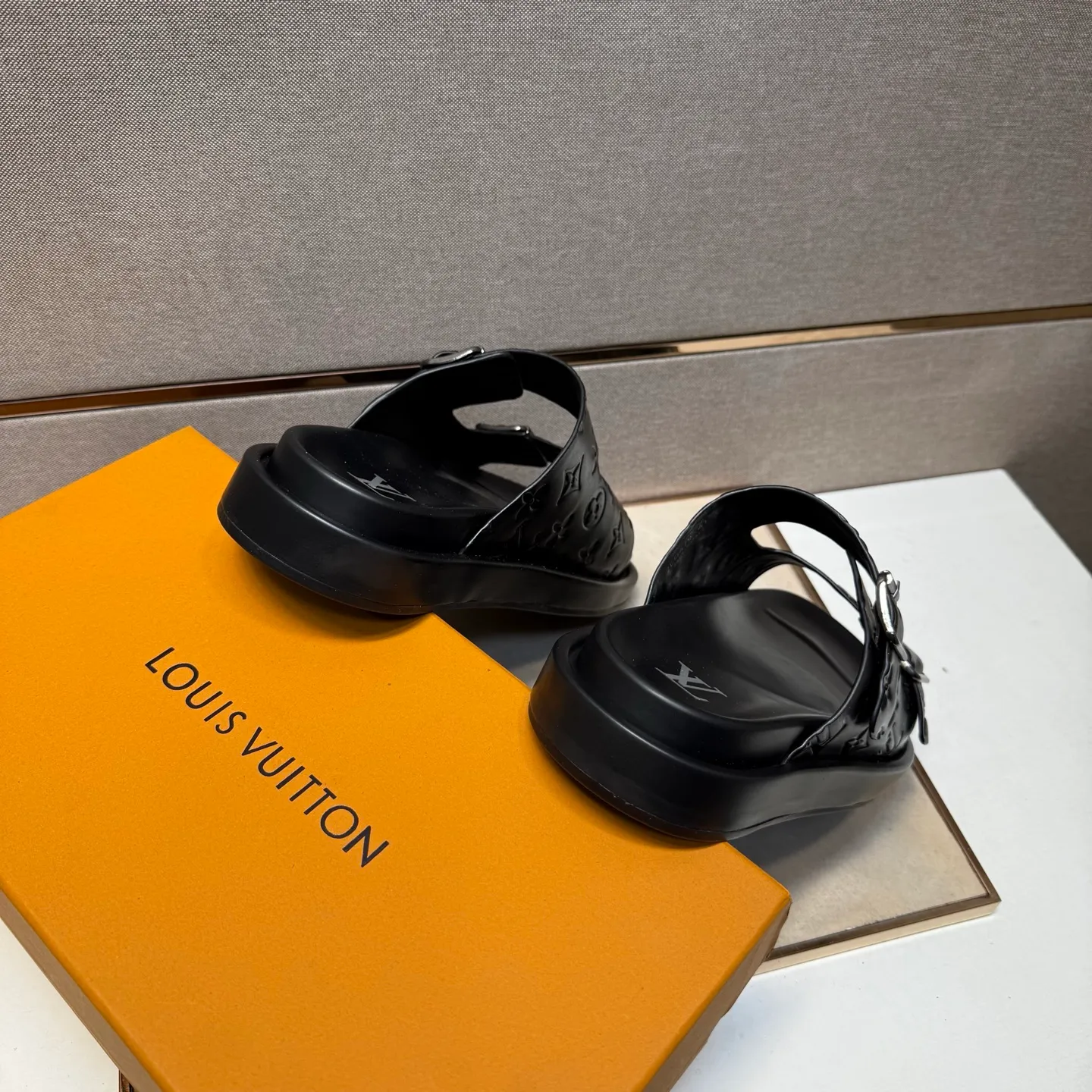 ⬛️Men's shoes 💰p400 [LV～] Men's casual slippers 2025z cabinet sales simultaneously 🔶Size: 39-44#️⃣ 🔷2 colors🔜The upper is made of cowhide stitching➕Genuine leather lining, comfortable and breathable, sole: original comfortable and wear-resistant outsole, ⚠️Real 📱Photographed🎬The real thing is better📢📢📢